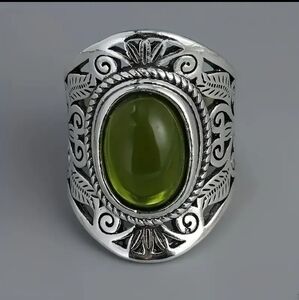 Gorgeous Fashion Silver Ring With Green Stone. NWT
